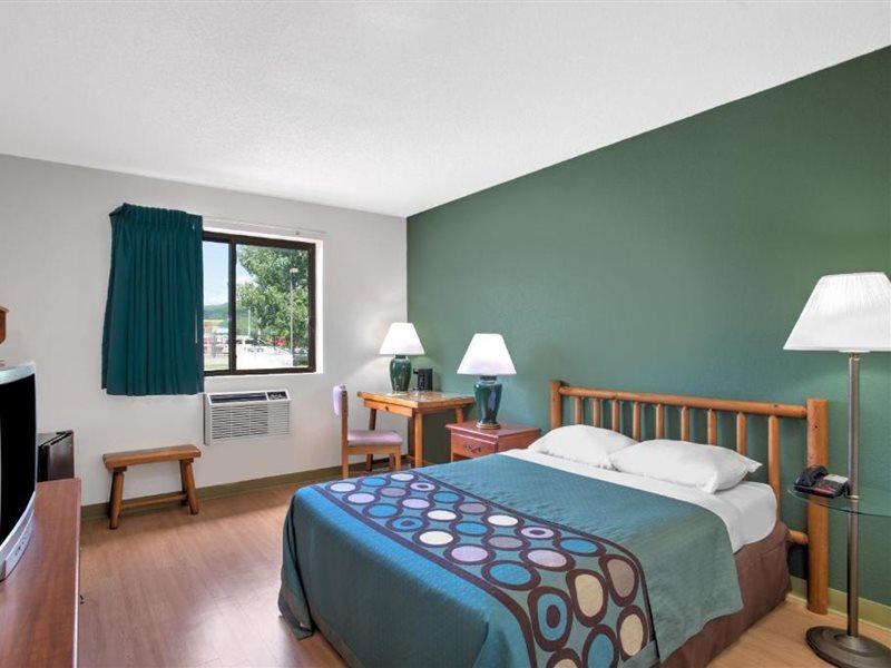 Super 8 By Wyndham Ticonderoga Hotel Exterior photo
