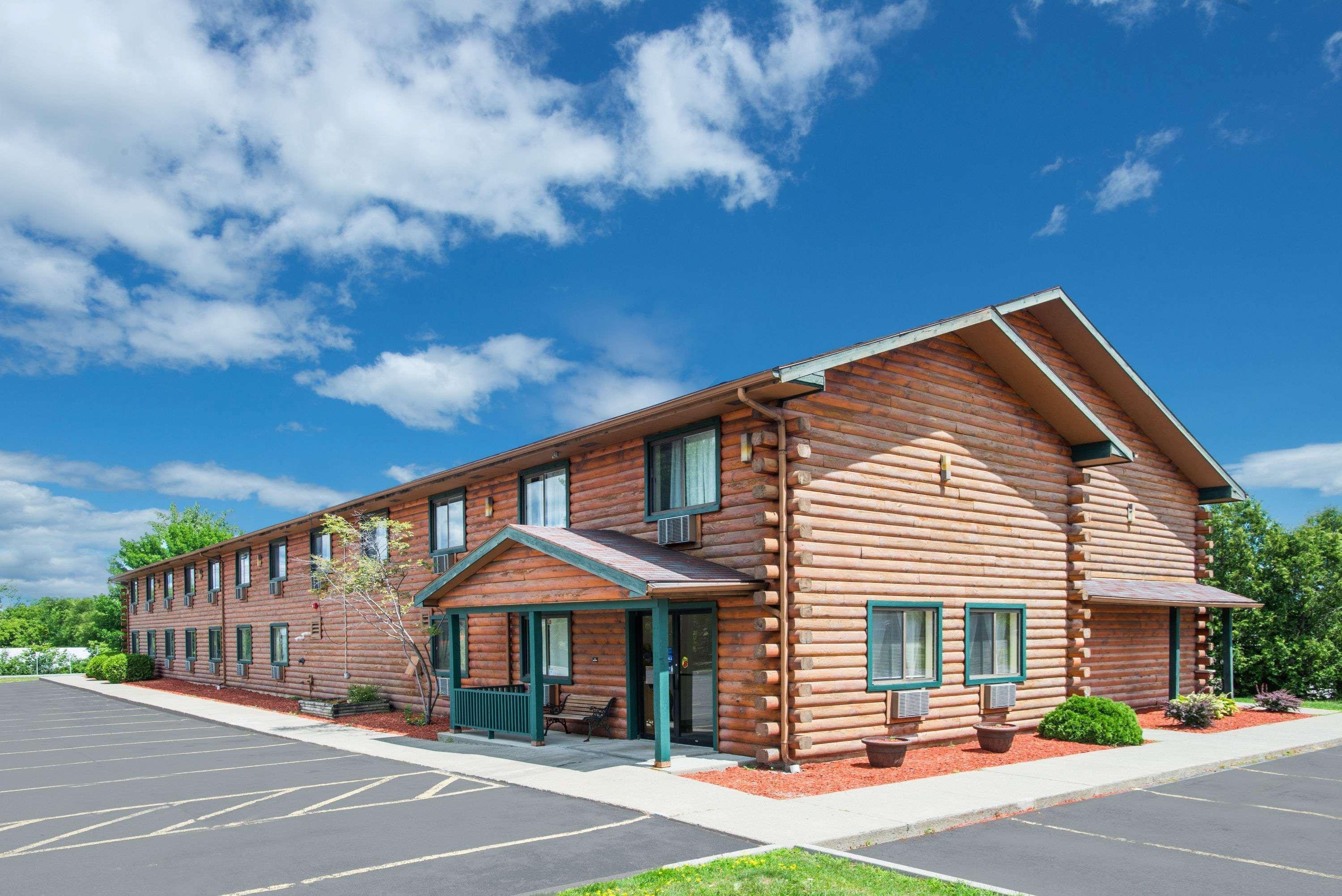 Super 8 By Wyndham Ticonderoga Hotel Exterior photo