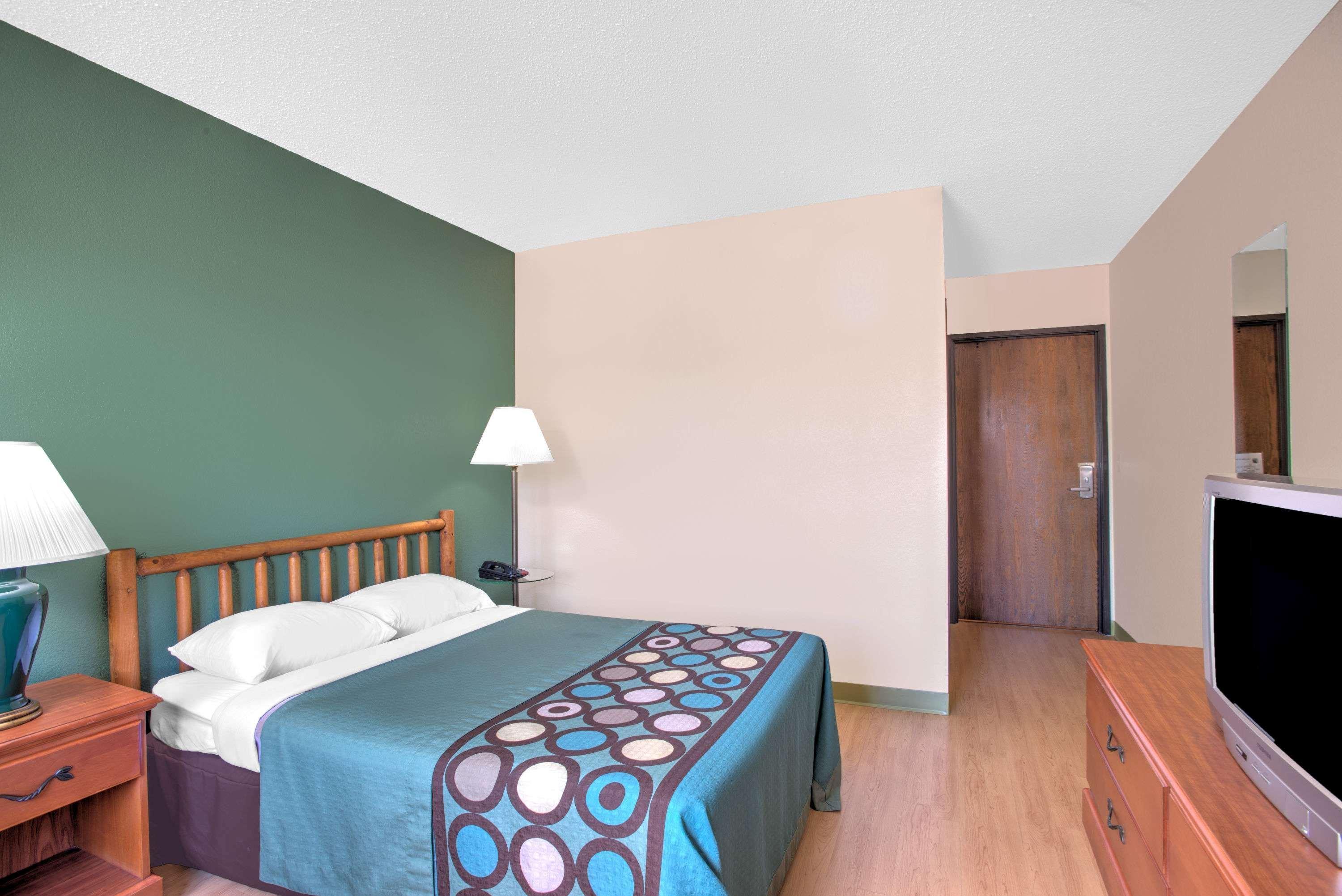 Super 8 By Wyndham Ticonderoga Hotel Exterior photo
