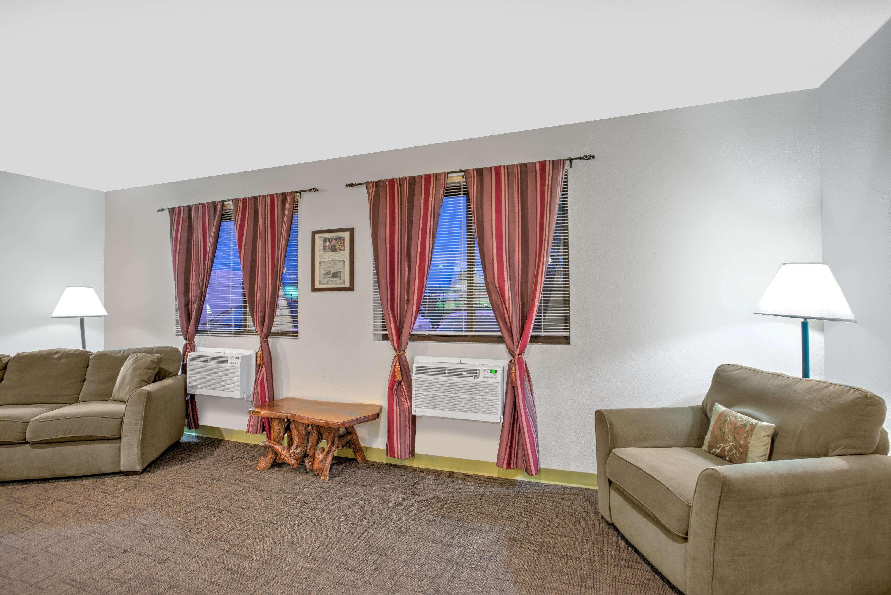 Super 8 By Wyndham Ticonderoga Hotel Exterior photo