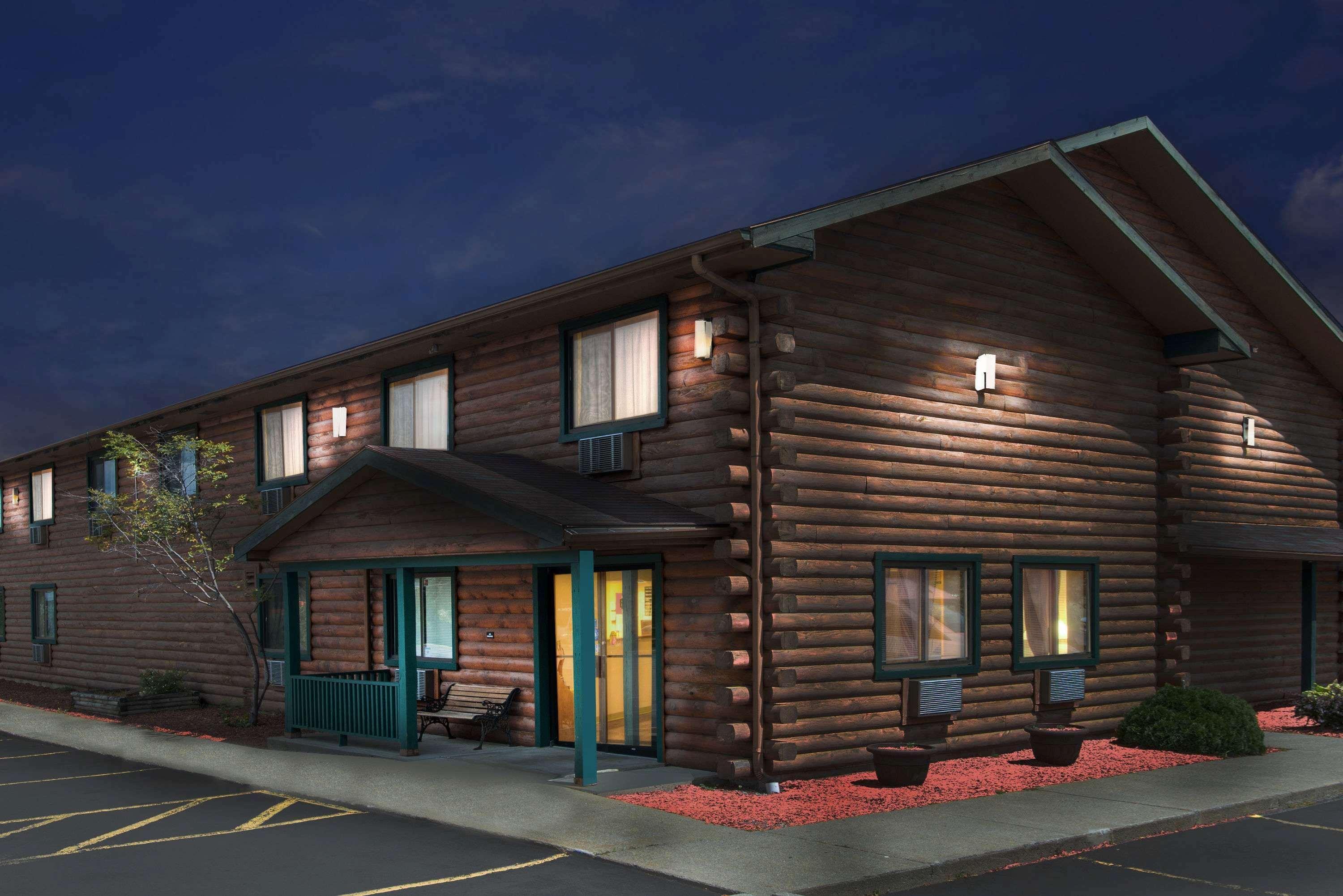 Super 8 By Wyndham Ticonderoga Hotel Exterior photo