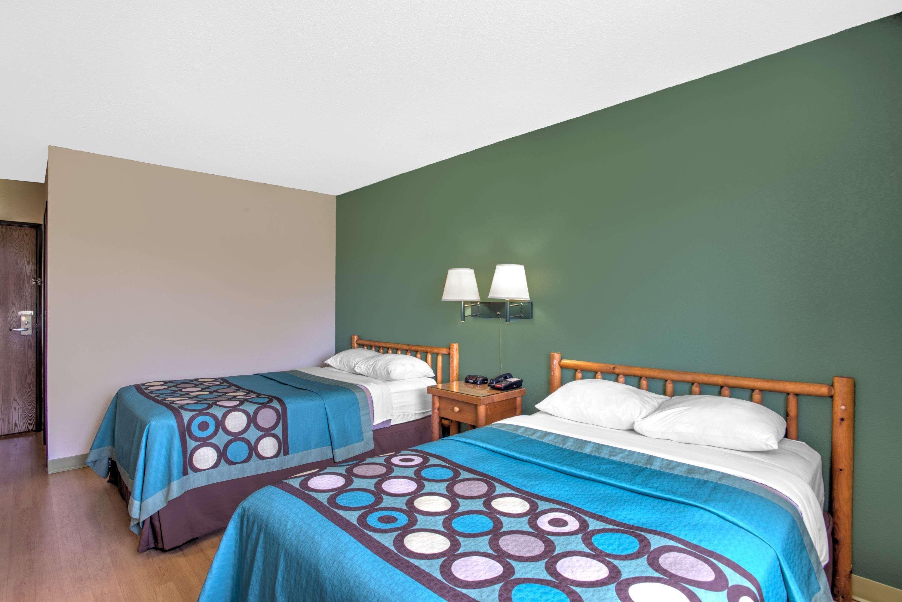 Super 8 By Wyndham Ticonderoga Hotel Exterior photo