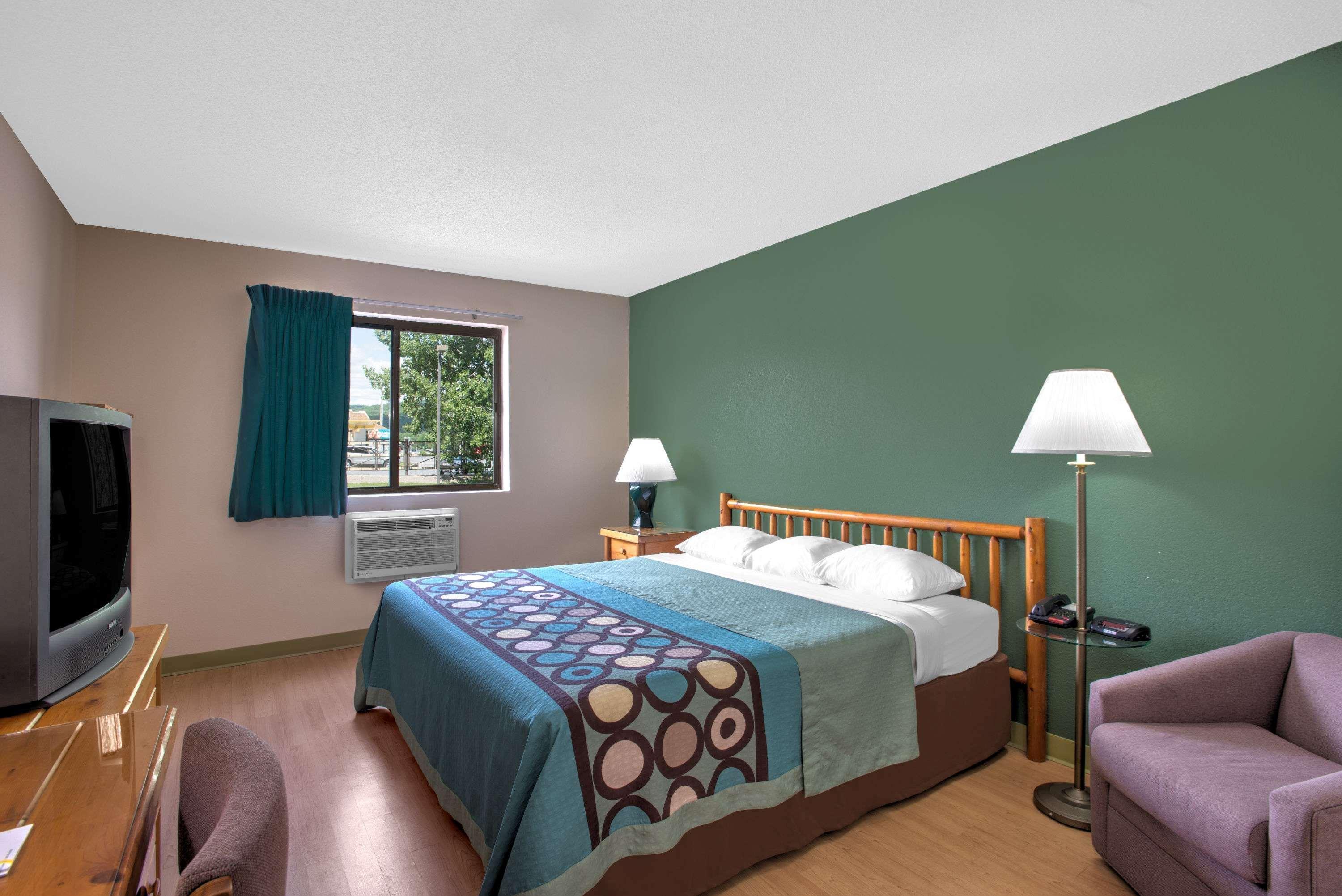 Super 8 By Wyndham Ticonderoga Hotel Exterior photo